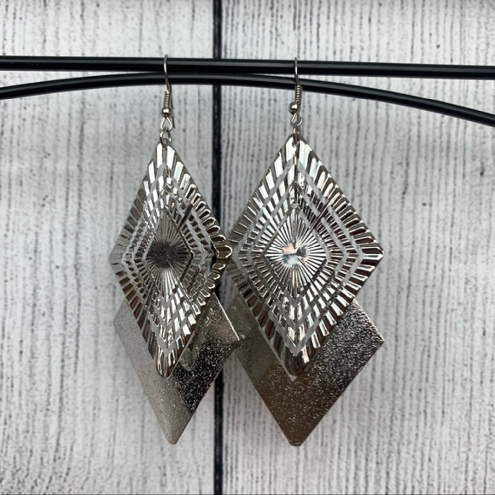 Fashion jewelry woman’s silver dangling earrings